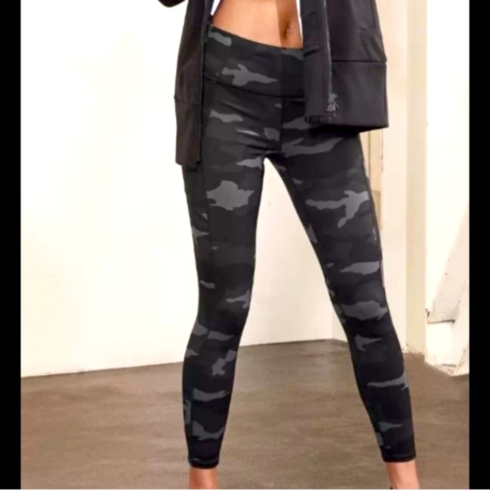 ATHLETA Camo Contender 7/8 Tight/Legging R26